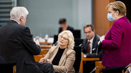 Das Bundeskabinett hat den Gesetzentwurf von Justizministerin Christine Lambrecht (M.) zum Kindesmissbrauch beschlossen.