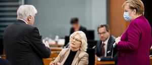 Das Bundeskabinett hat den Gesetzentwurf von Justizministerin Christine Lambrecht (M.) zum Kindesmissbrauch beschlossen.