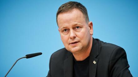Berlins Kultursenator Klaus Lederer (Die Linke) äußert sich beim Pressegespräch zu den neuen Corona-Maßnahmen. Jetzt übt er scharfe Kritik an Franziska Giffey und Raed Saleh.