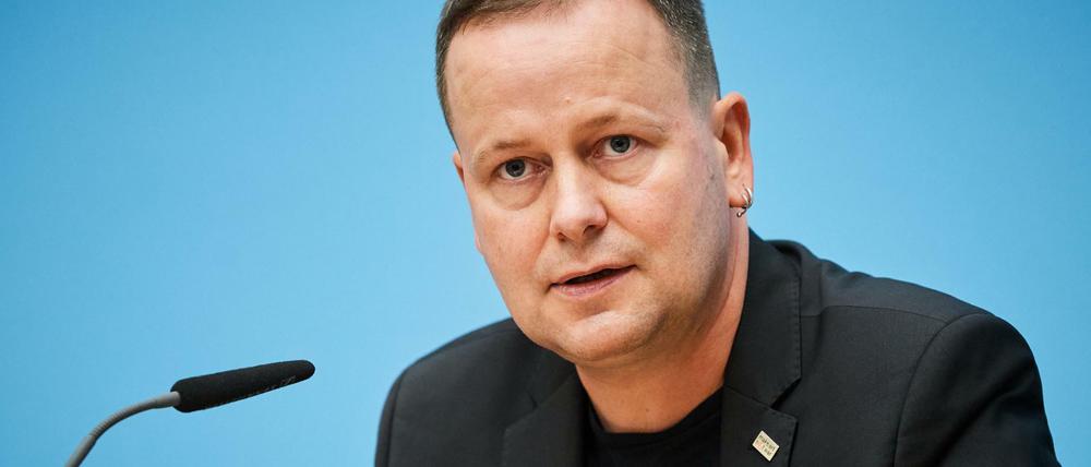 Berlins Kultursenator Klaus Lederer (Die Linke) äußert sich beim Pressegespräch zu den neuen Corona-Maßnahmen. Jetzt übt er scharfe Kritik an Franziska Giffey und Raed Saleh.