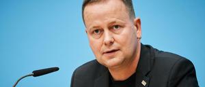 Berlins Kultursenator Klaus Lederer (Die Linke) äußert sich beim Pressegespräch zu den neuen Corona-Maßnahmen. Jetzt übt er scharfe Kritik an Franziska Giffey und Raed Saleh.