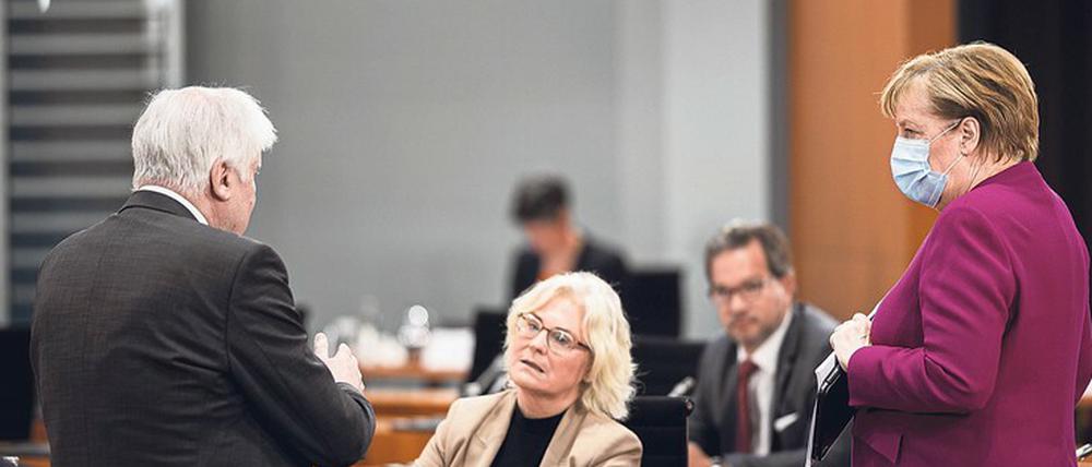Oft im Disput: Justizministerin Lambrecht (m) und Innenminister Seehofer (l).