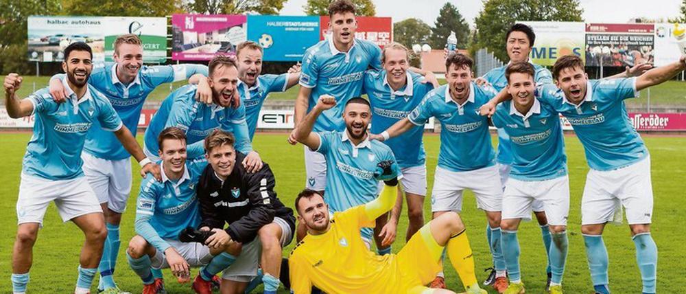 Die Mannschaft des FC Viktoria 89 freut sich über den Sieg bei Germania Halberstadt.