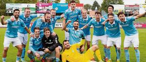 Die Mannschaft des FC Viktoria 89 freut sich über den Sieg bei Germania Halberstadt.