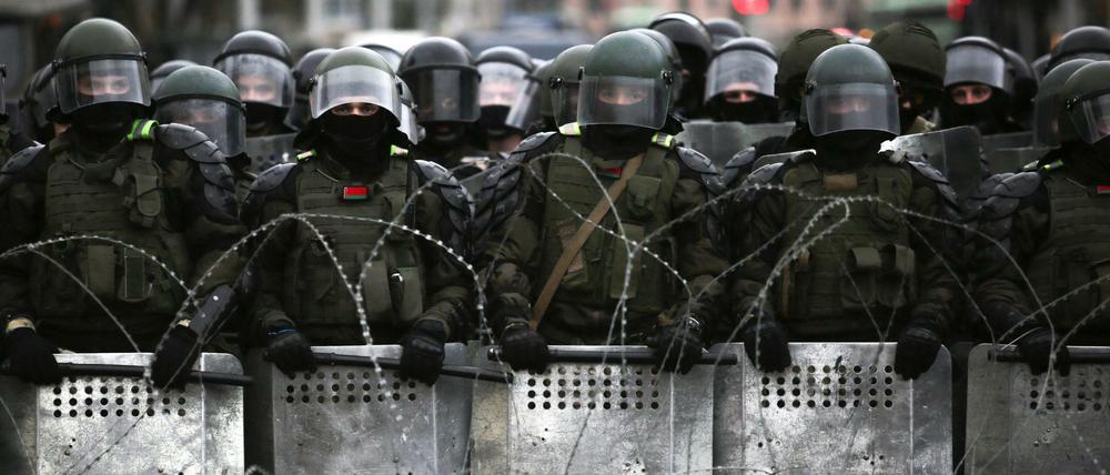 Belarussische Polizeibeamte blockieren eine Straße (Symbolbild)