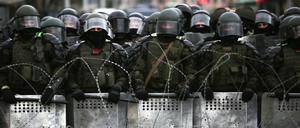 Belarussische Polizeibeamte blockieren eine Straße (Symbolbild)