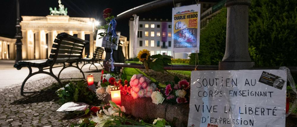 In Gedenken an den ermordeten Lehrer in Paris wurden vor der Französischen Botschaft in Berlin Blumen niedergelegt.