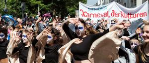 Als Fledermäuse verkleidete Kinder und Jugendliche tanzen auf dem Karneval der Kulturen in Berlin.