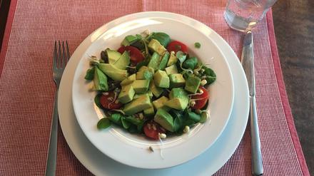 Kann man mal essen: Avocado auf Feldsalat.