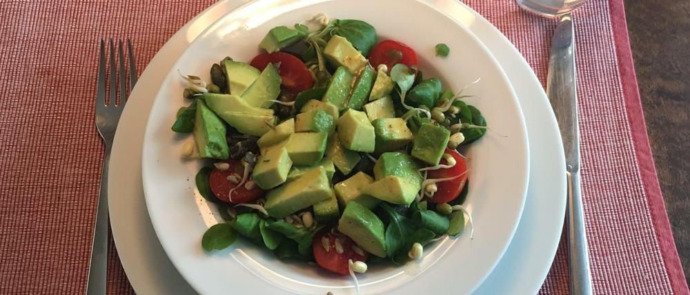 Kann man mal essen: Avocado auf Feldsalat.