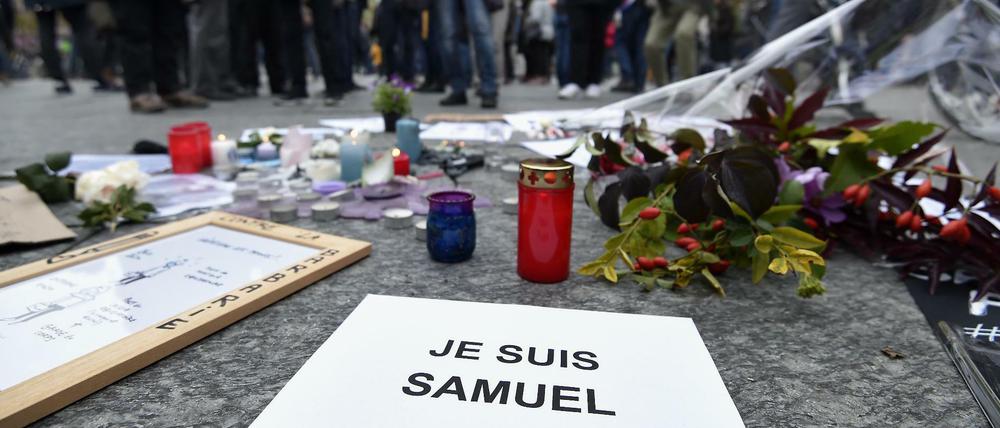 Trauer um Terroropfer. In Strasbourg und weiteren französischen Städten haben am Sonntag tausende Menschen des Lehrers Samuel Paty gedacht, den ein Islamist enthauptet hatte.