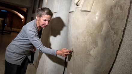 Friederike Seyfried, Direktorin des Ägyptischen Museums, zeigt Spuren am Sarkophag des Propheten Ahmose im Neuen Museum.