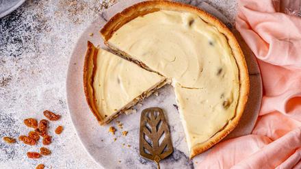 Sieht man ihm gar nicht an: Dieser Käsekuchen kommt ohne raffinierten Zucker aus.