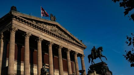 Blauer Himmel ist über der Alten Nationalgalerie auf der Museumsinsel zu sehen. Auch dort wurden mehrere Kunstwerke beschädigt.