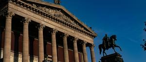 Blauer Himmel ist über der Alten Nationalgalerie auf der Museumsinsel zu sehen. Auch dort wurden mehrere Kunstwerke beschädigt.