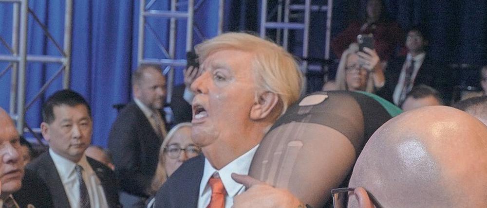 Borat (Sacha Baron Cohen) kapert in einem Trump-Fatsuit eine Veranstaltung der Republikaner.