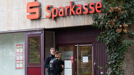 Polizisten stehen vor der Sparkassen-Filiale am Ludolfingerplatz in Frohnau. Die Täter konnten unerkannt flüchten.