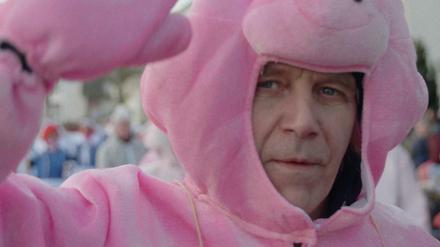 Ein Mann im Schweinekostüm protestiert vor einem Tönnies-Schlachthof gegen die Arbeitsbedingungen.
