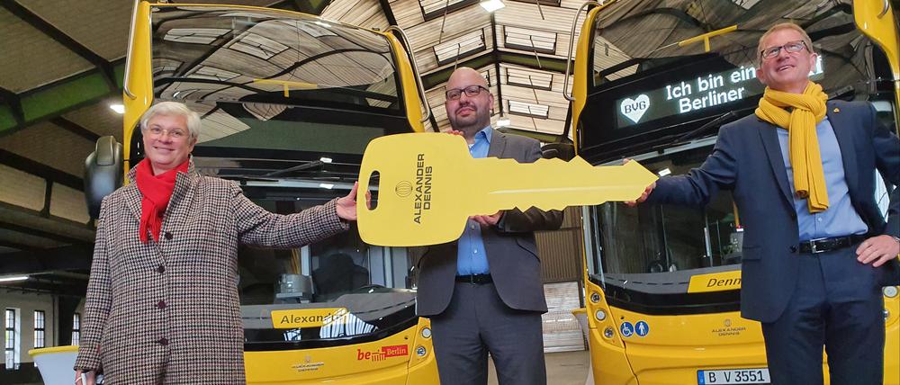Stefan Baguette von ADL (Mitte) übergab den Schlüssel an Eva Kreienkamp und Rolf Erfurt von der BVG.