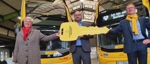 Stefan Baguette von ADL (Mitte) übergab den Schlüssel an Eva Kreienkamp und Rolf Erfurt von der BVG.