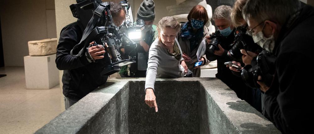 Das Ägyptische Museum hat es am schlimmsten getroffen. Direktorin Friederike Seyfried zeigt Medienvertretern Beschädigungen an einem Sarkophag.
