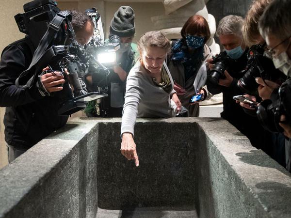Das Ägyptische Museum hat es am schlimmsten getroffen. Direktorin Friederike Seyfried zeigt Medienvertretern Beschädigungen an einem Sarkophag.