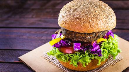 Soja, Erbsen oder Kichererbsen statt Fleisch: Für Veggie-Burger gibt es unterschiedliche Rezepturen. 
