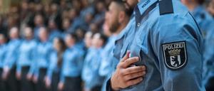 Polizeianwärter sollen künftig häufiger auch vom Verfassungsschutz in den Blick genommen werden. Foto: Bernd von Jutrczenka/dpa 