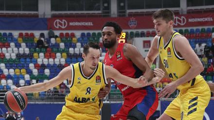 Verhängnisvolle Reise. Nach dem Auswärtsspiel bei ZSKA Moskau wurden mehrere Alba-Spieler positiv auf das Coronavirus getestet.