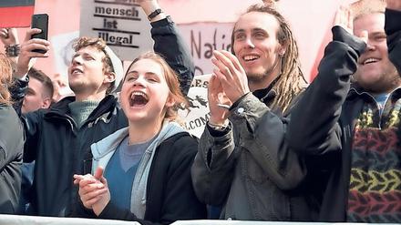 Radikalisierung. Luisa (Mala Emde, vorne) reichen symbolische Proteste gegen das Erstarken der Neuen Rechten nicht mehr.