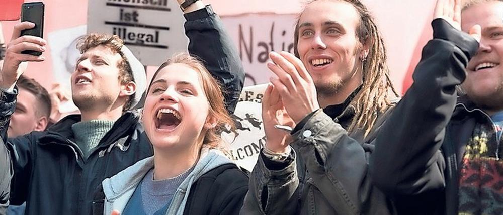 Radikalisierung. Luisa (Mala Emde, vorne) reichen symbolische Proteste gegen das Erstarken der Neuen Rechten nicht mehr.