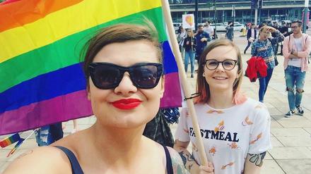 Anna Partyka und Sandra Raciborska, hier mit Regenbogenfahne.