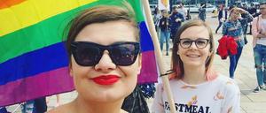 Anna Partyka und Sandra Raciborska, hier mit Regenbogenfahne.