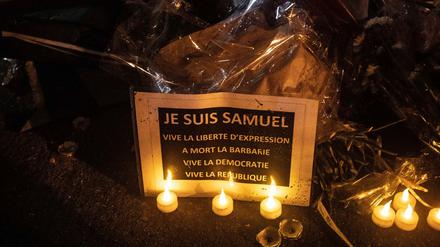 Ein Gedenkfeier für den ermordeten Lehrer Samuel Paty.