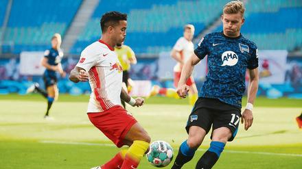 Intensives Duell. Lange Zeit konnte Hertha, hier mit Maximilian Mittelstädt (r.) gegen Justin Kluivert, das Spiel beim Tabellenführer Leipzig offen gestalten. 