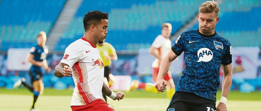 Intensives Duell. Lange Zeit konnte Hertha, hier mit Maximilian Mittelstädt (r.) gegen Justin Kluivert, das Spiel beim Tabellenführer Leipzig offen gestalten. 