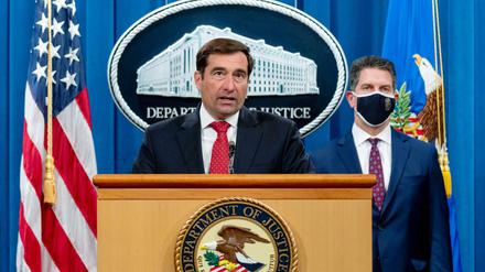Der stellvertretender Generalstaatsanwalt John Demers und der stellvertretender FBI-Direktor David Bowdich.