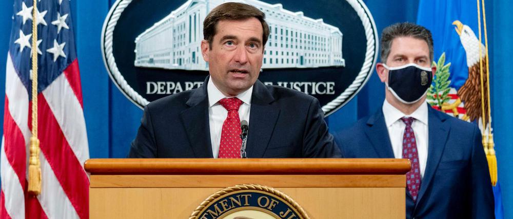 Der stellvertretender Generalstaatsanwalt John Demers und der stellvertretender FBI-Direktor David Bowdich.