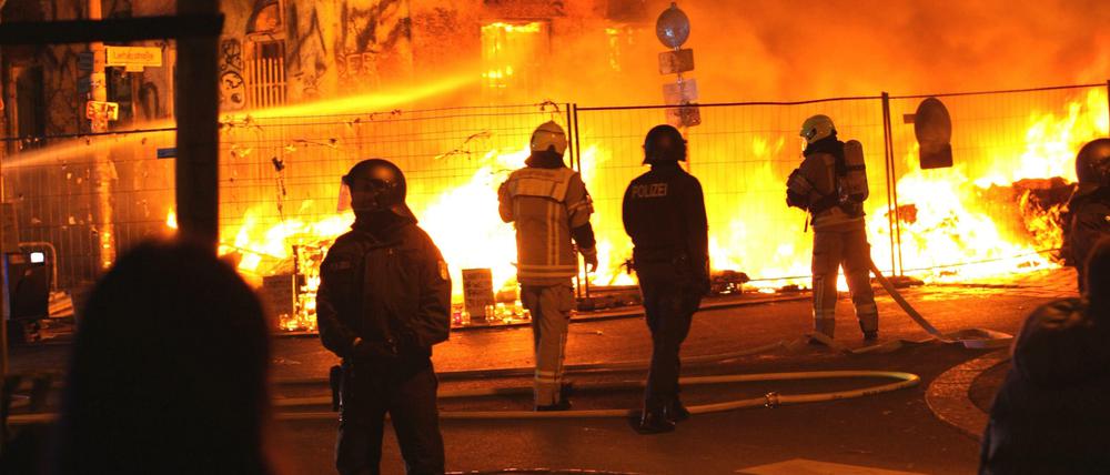Mehr als 30 Feuerwehrleute waren vor der Liebig34 im Einsatz. Erst nach zwei Stunden war der Brand gelöscht.