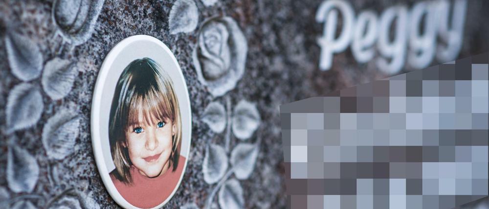 Ein Gedenkstein mit dem Porträt des Mädchens Peggy auf dem Friedhof.