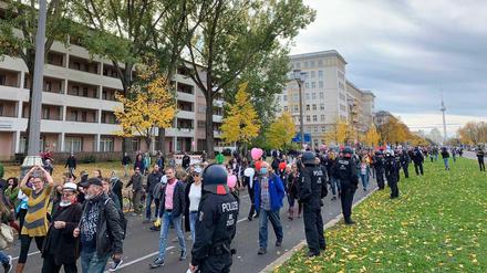 Menschen in Berlin protestieren gegen die Corona-Maßnahmen.