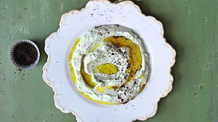Köstlicher Dip. Autorin Anissa Helou macht Laban (oder Labneh) selber her und macht einen Dip daraus: Schafs- oder Ziegenmilchjoghurt abtropfen lassen, bestes Olivenöl, Estragon und Knoblauch dazu und das Ganze mit Sesam bestreuen. Eines der Rezepte aus ihrem Buch, die gleich Lust auf den Sommermachen. 