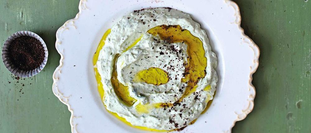 Köstlicher Dip. Autorin Anissa Helou macht Laban (oder Labneh) selber her und macht einen Dip daraus: Schafs- oder Ziegenmilchjoghurt abtropfen lassen, bestes Olivenöl, Estragon und Knoblauch dazu und das Ganze mit Sesam bestreuen. Eines der Rezepte aus ihrem Buch, die gleich Lust auf den Sommermachen. 