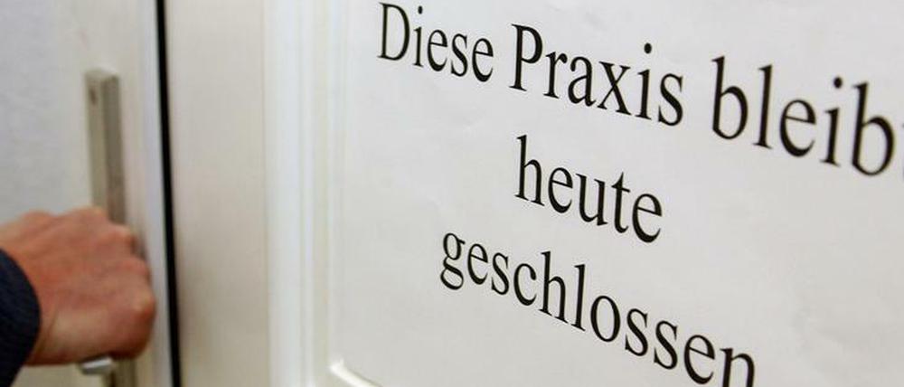 Die Kassenärztlichen Vereinigungen sind für die ambulanten Praxen zuständig.