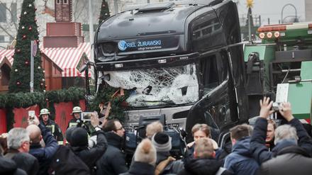 20. Dezember 2016: Schaulustige und Reporter stehen vor dem LKW am Weihnachtsmarkt am Breitscheidplatz in Berlin.