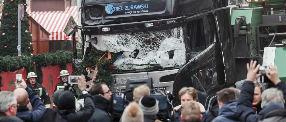 20. Dezember 2016: Schaulustige und Reporter stehen vor dem LKW am Weihnachtsmarkt am Breitscheidplatz in Berlin.
