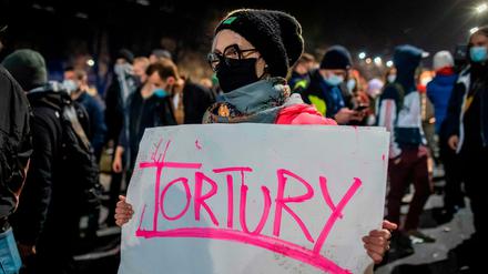 Eine Demonstrantin protestiert gegen das Urteil gegen das Abtreibungsgesetz in Polen.