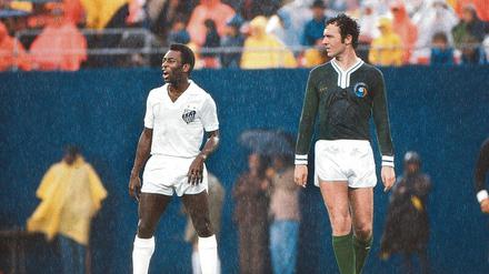 Ein bisschen gestorben. Pelé (links) bei seinem Abschiedsspiel 1978.