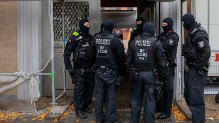 Polizisten stehen am Eingang einer Moschee in Berlin-Kreuzberg. 