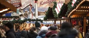 Auf den Weihnachtsmärkten wird man sich dieses Jahr bei Glühwein und gebrannten Mandeln nicht ganz so nahe kommen dürfen.